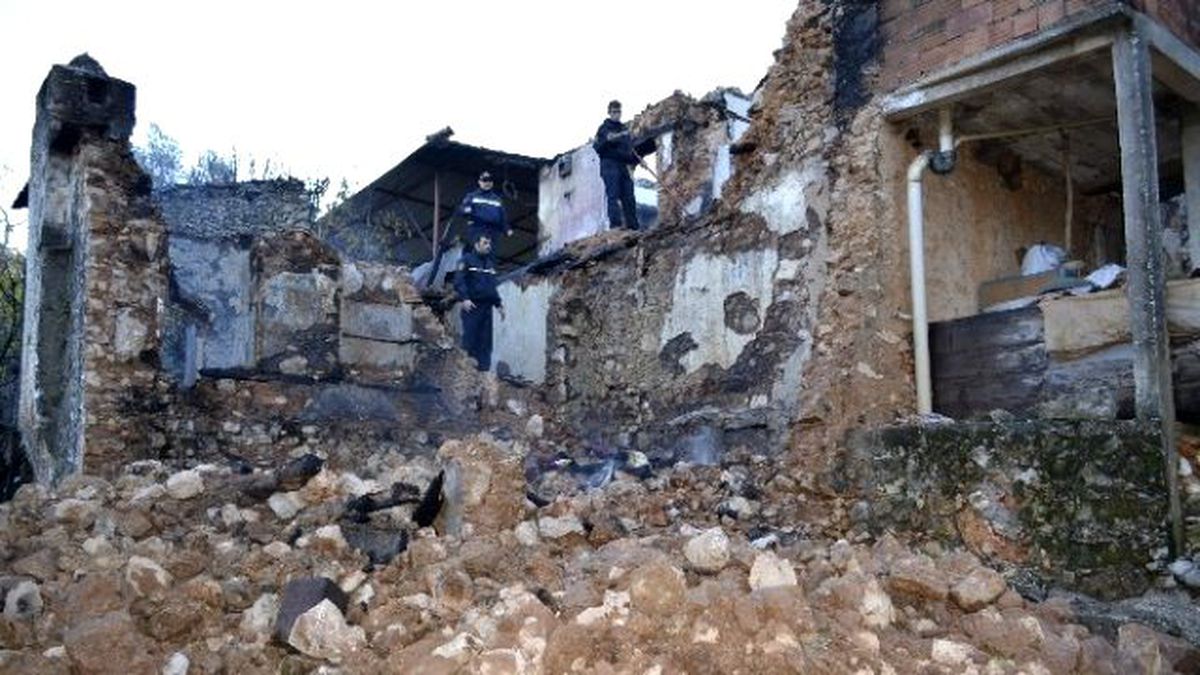 Soba Yangını Ahşap İki Evi Kül Etti
