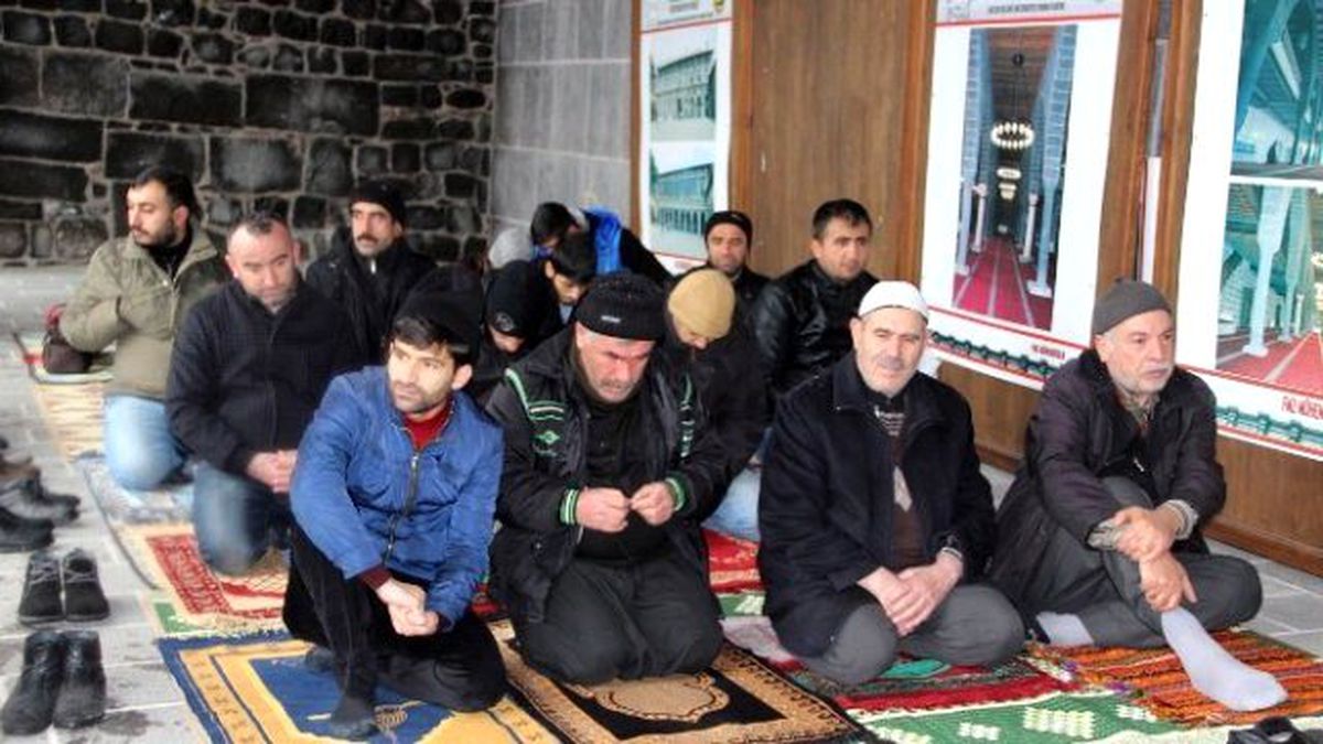 Sur'da 31 Gün Sonra Cuma Namazı Kılındı