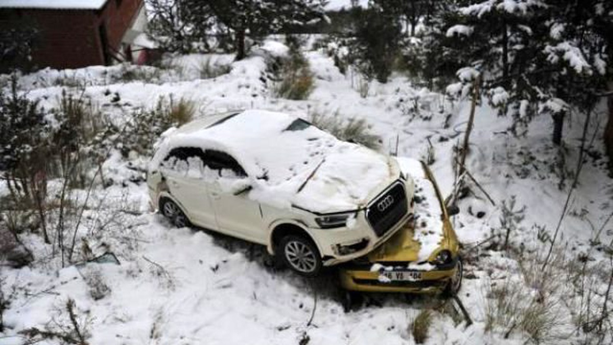 Sürücüsünün Atlayarak Kurtulduğu Cip, Başka Bir Otomobille de Çarparak Birlikte Şarampole Uçtu