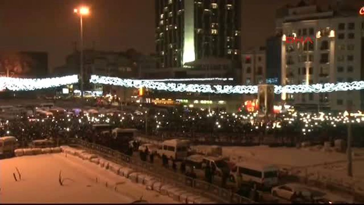 Taksim'e Akın Eden Vatandaşlar Yeni Yıla Kar Topu Savaşıyla Girdi