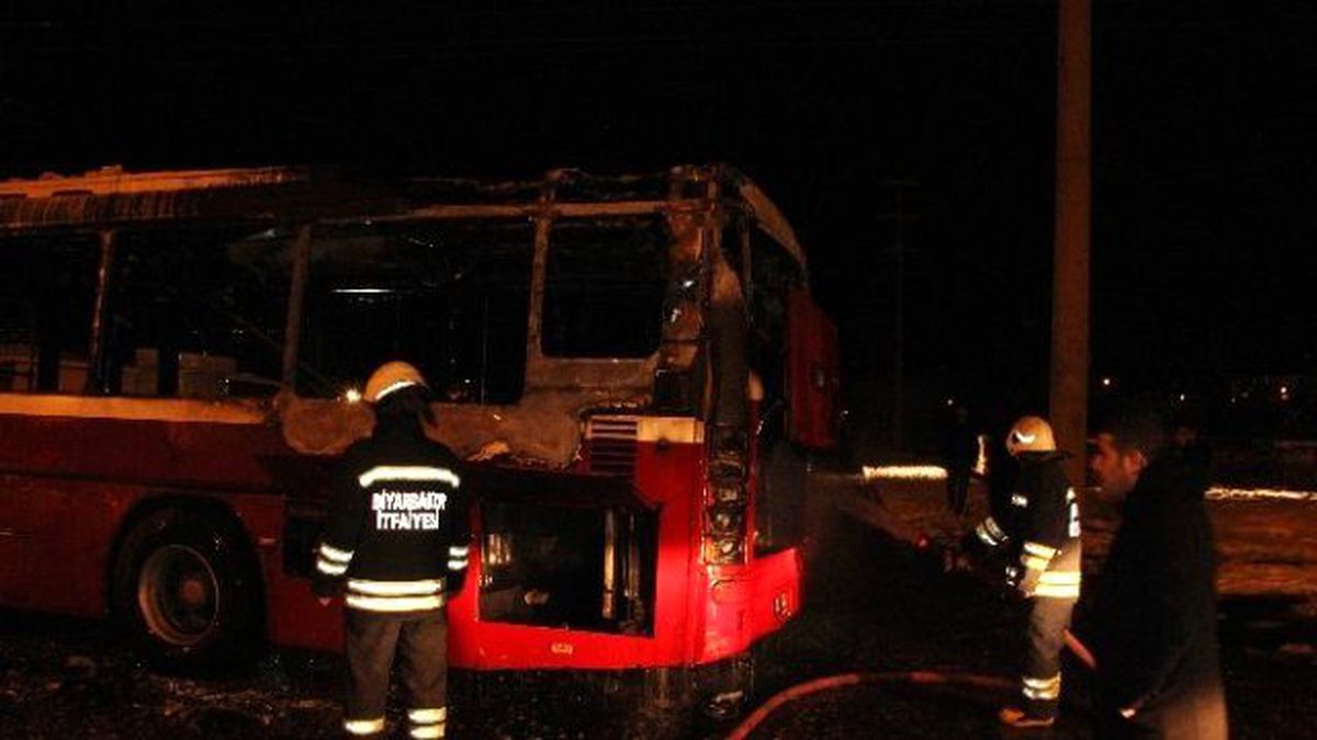 Teröristler Belediye Otobüsünü Ateşe Verdi