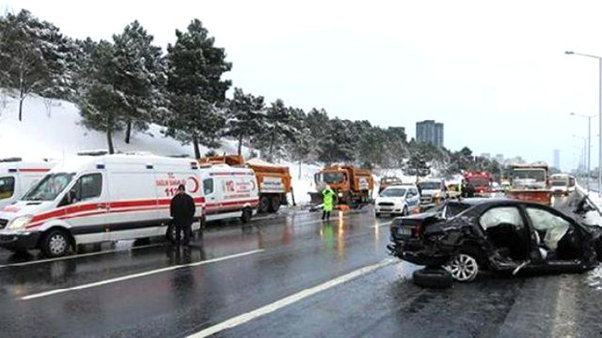 Three Snow Removal Workers Killed İn New Year Car Crash On Istanbul Highway