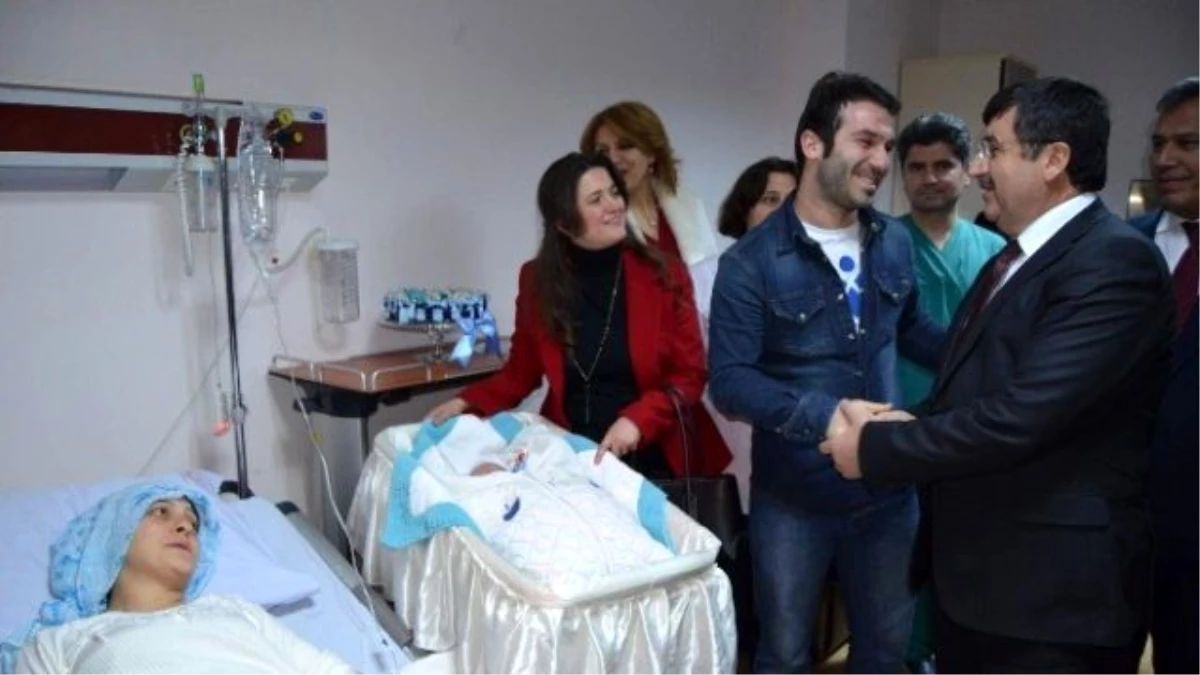 Trabzon Valisi Abdil Celil Öz, Yeni Yılın İlk Bebeklerini Ziyaret Etti.