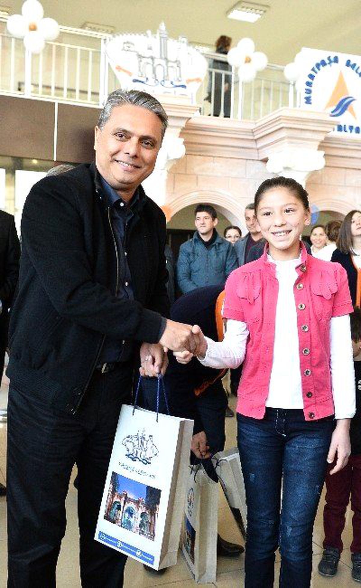Uysal, Esra Kayıhan\'a Ders ve Test Kitabı ile Kalem Hediye Etti