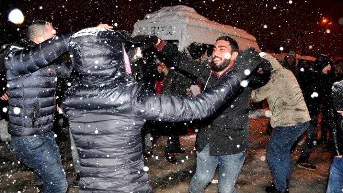 Yeni Yıla Kar Üstünde Karşılama Oynayarak Girdiler