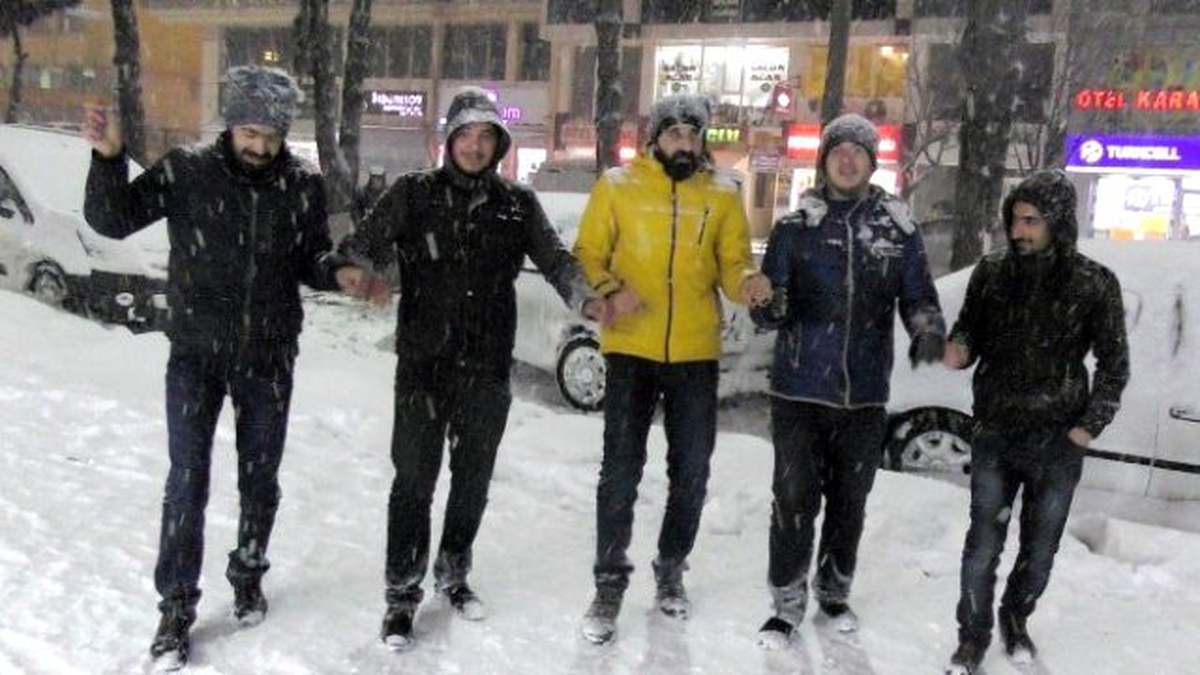 Yeni Yıla Kar Yağışı Altında Halay Çekerek Girdiler