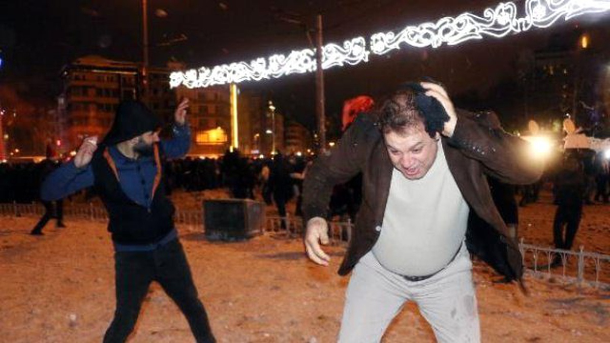 Yeni Yıla Taksim\'de Kartopu Savaşı Yaparak Girdiler