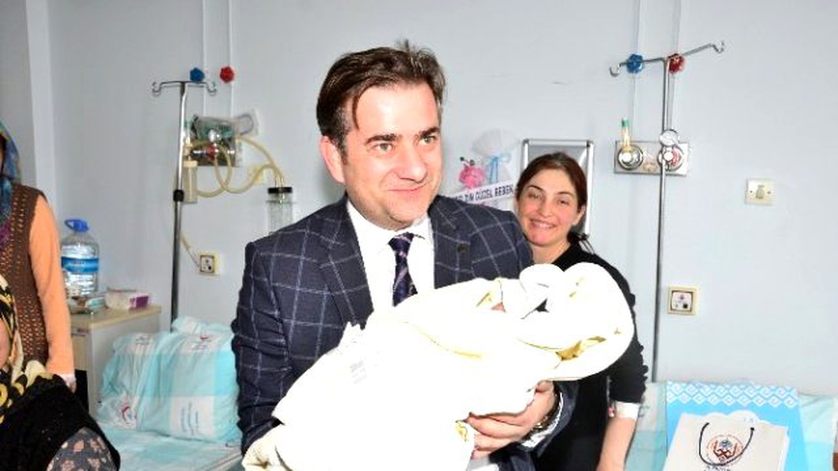 Yeni Yılın İlk Bebeklerine Belediye\'den Ziyaret