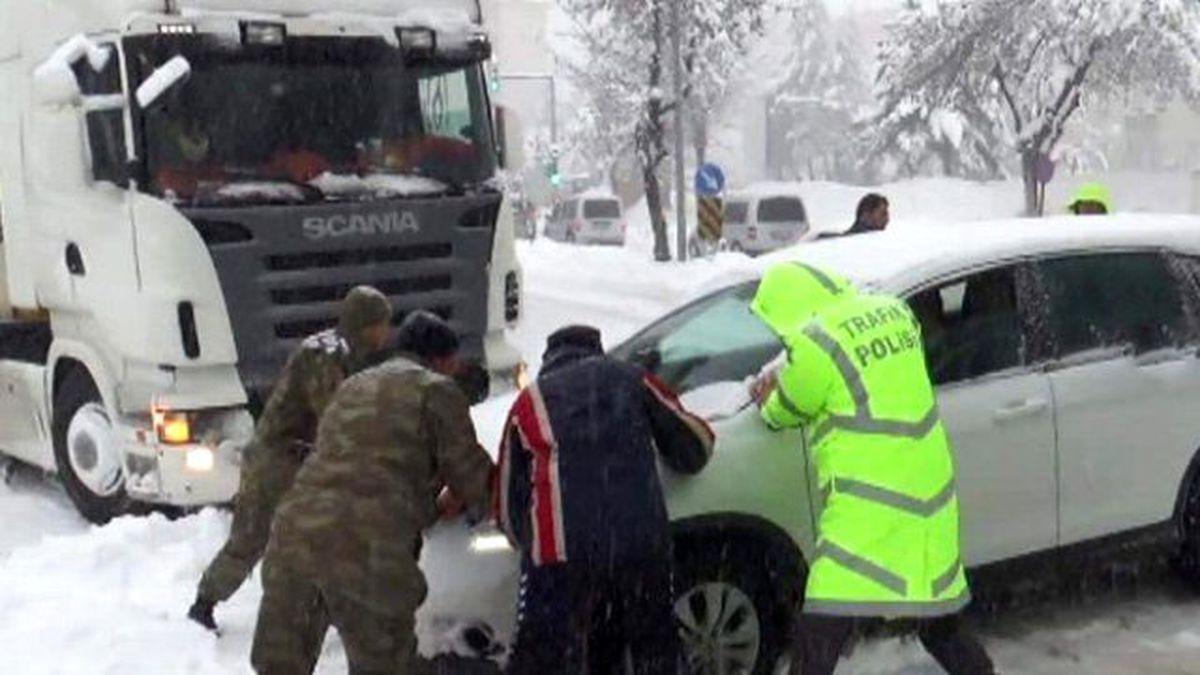Yolda Kalan Araçların İmdadına Asker ve Polis Yetişti