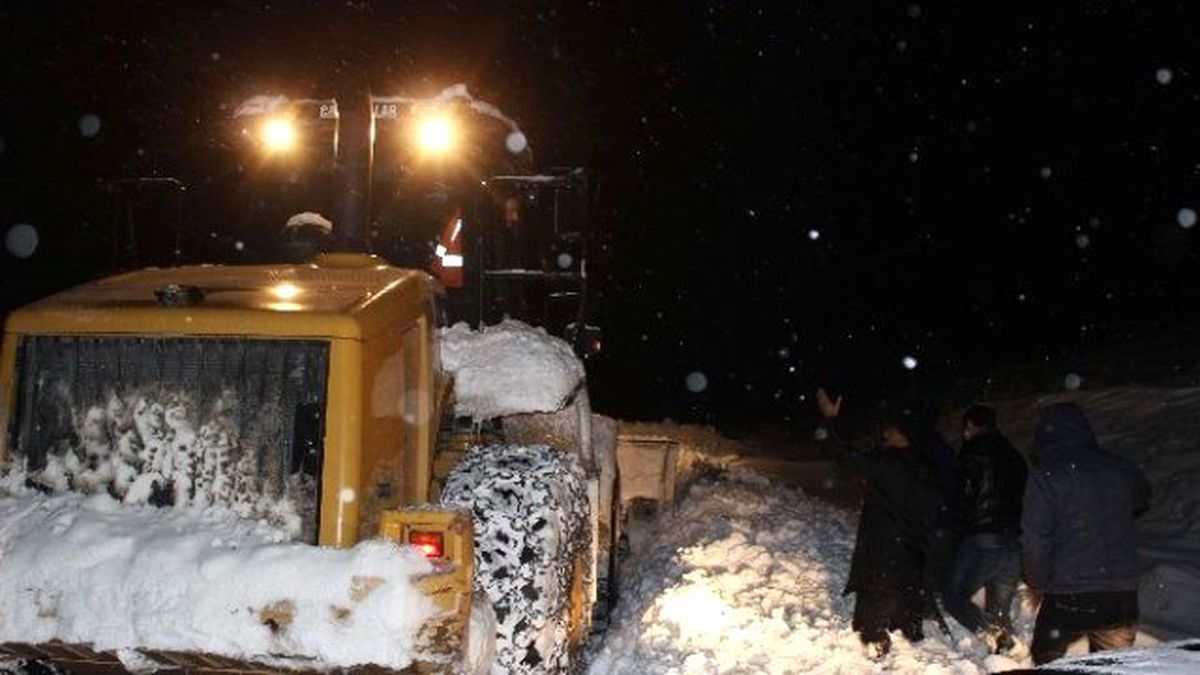 Yolda Mahsur Kalanlar Güçlükle Kurtarıldı