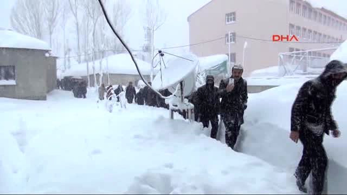 Yüksekova\'da Hastayı Mahalleli Kurtardı