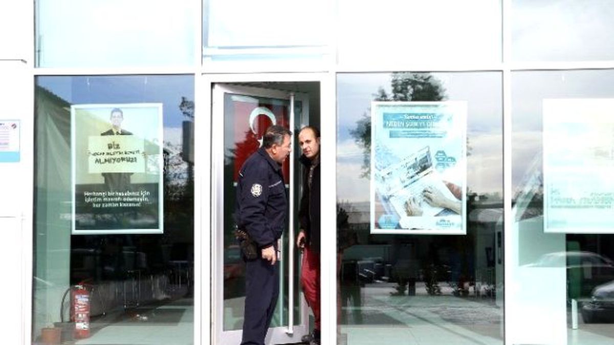 Açık Unutulan Banka Kapısı Polisi Alarma Geçirdi
