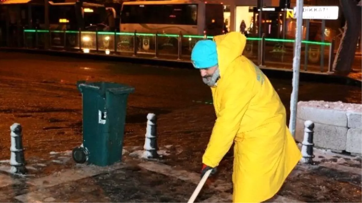 Başkan Demirkol, Karla Mücadele Ekiplerini Yalnız Bırakmadı