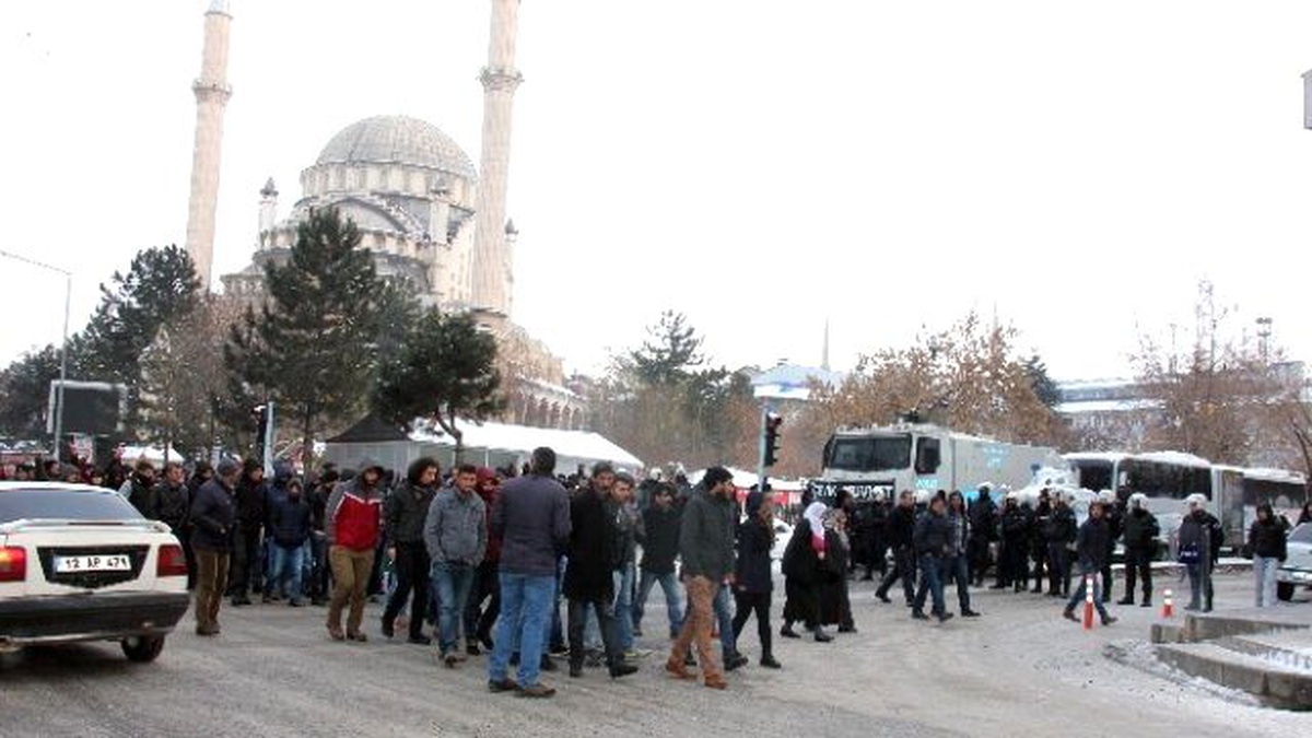 Bingöl\'de İzinsiz Gösteriye Polis Müdahalesi