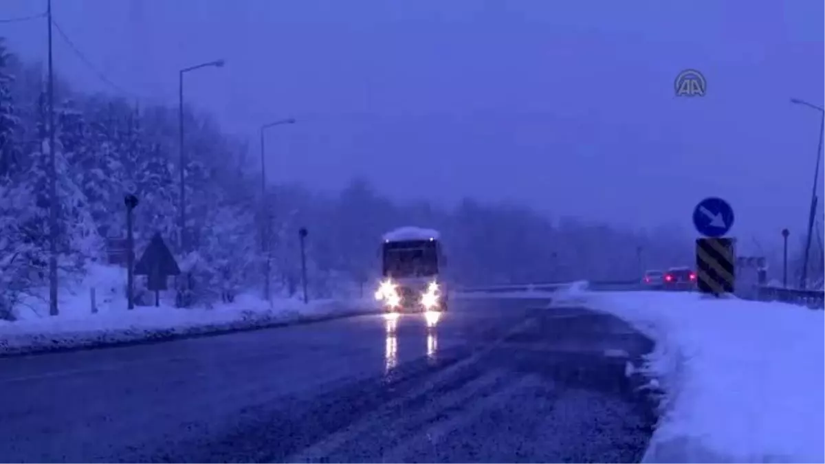 Bolu Dağı\'nda Kar Yağışı Trafiği Olumsuz Etkiliyor