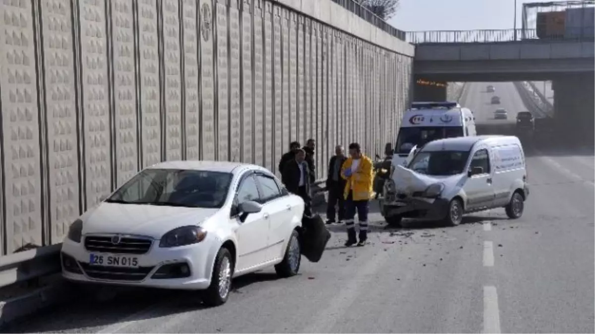 Bozulan Sağ Şeritteki Araca Arkadan Çarptı: 1 Yaralı