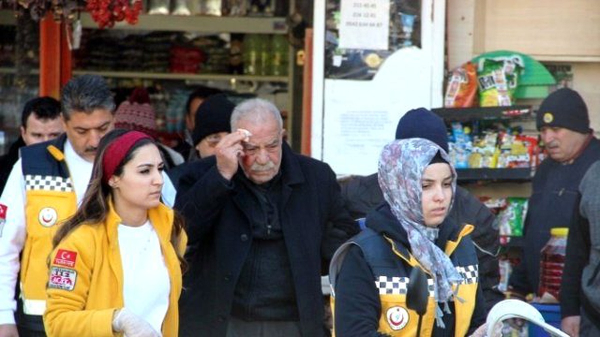 Buzda Kayıp Düşen Yaşlı Adam Hastaneye Kaldırıldı