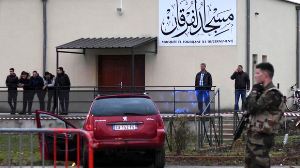 Fransa'da Cami Önünde Nöbet Tutan Askerlere Saldırı: 3 Yaralı