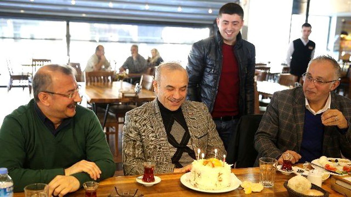 Gazetecilerden Başkana Doğum Günü Sürprizi