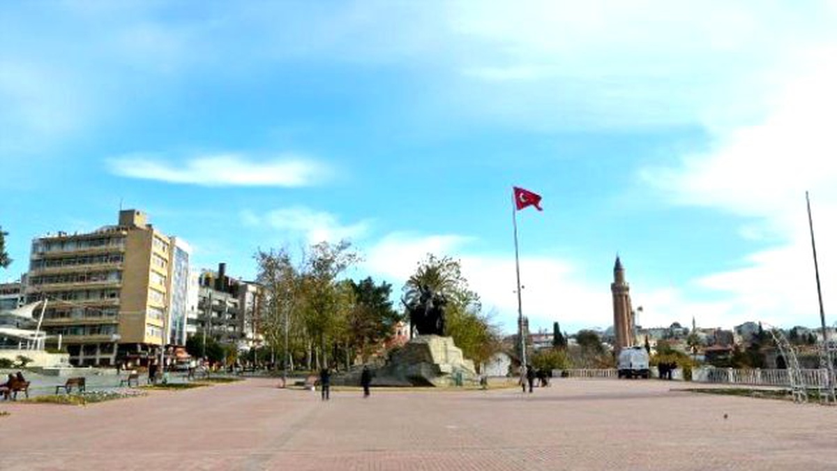 Güneş Açtı, Antalyalılar Sokağa Çıktı