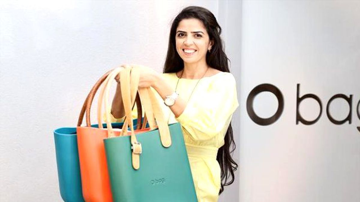 Güzel Diplomat 'Çantacı' Oldu