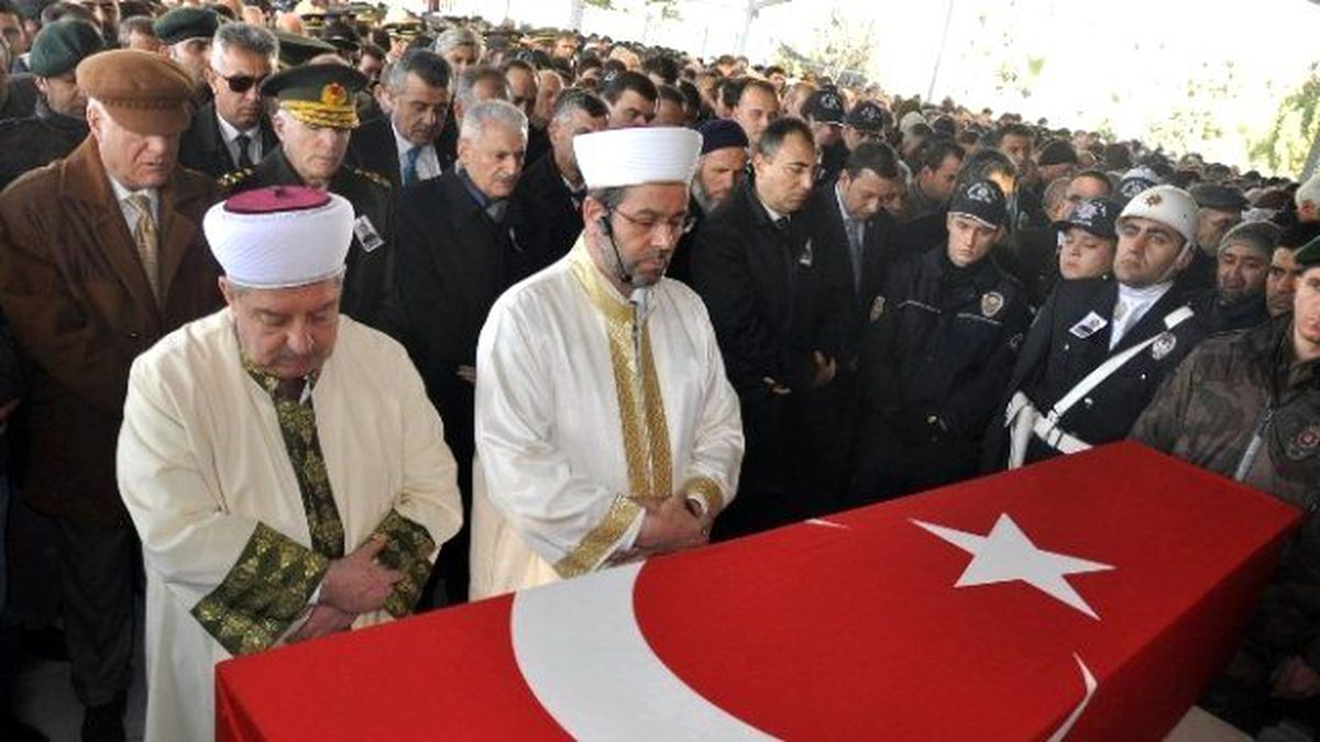 İzmir Şehidini Son Yolculuğuna Uğurladı