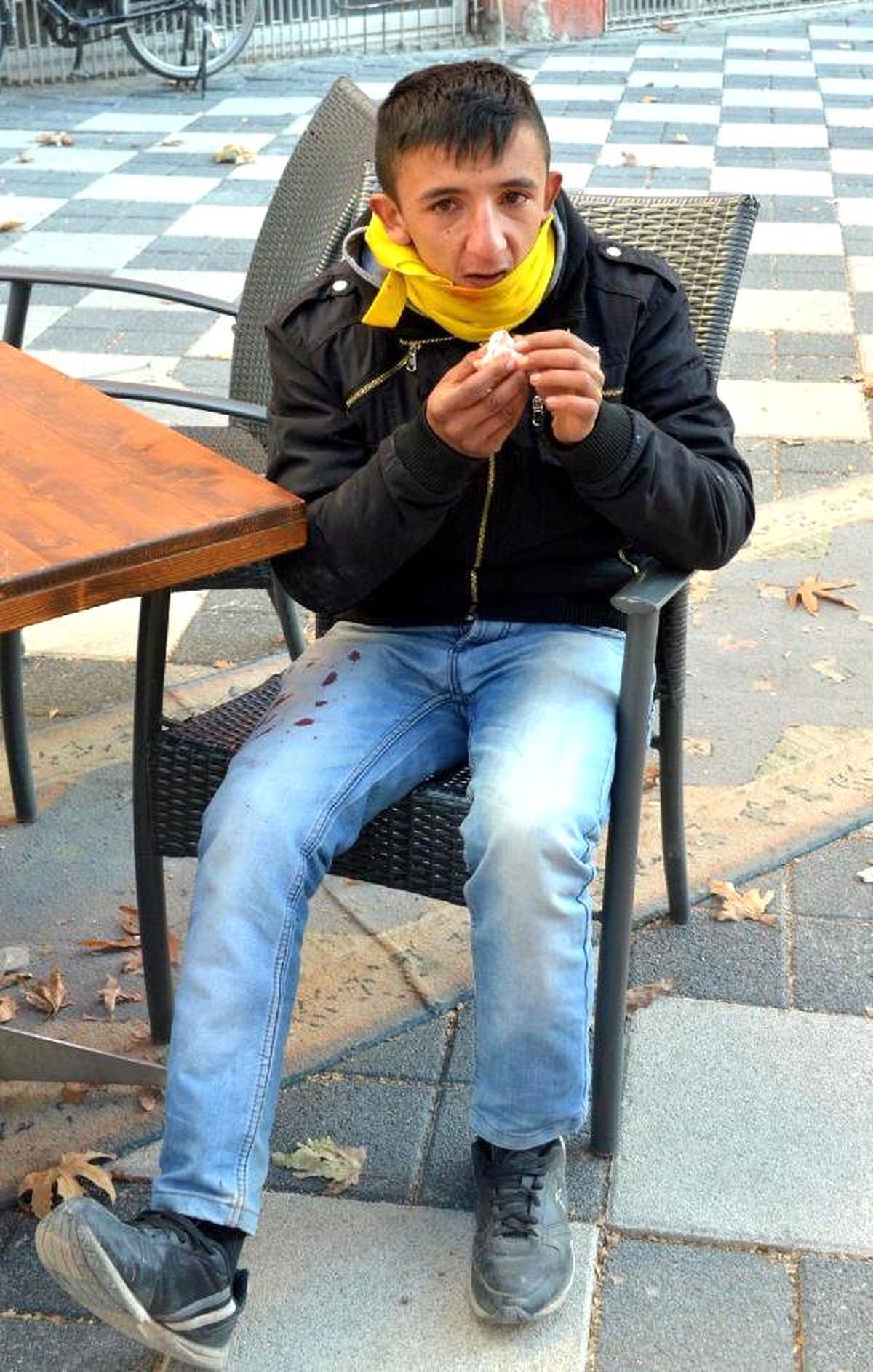 Mendil Satan Gencin Burnu Kırıldı