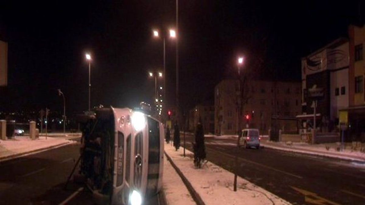 Otomobil ile Minibüs Çarpıştı: 3 Yaralı