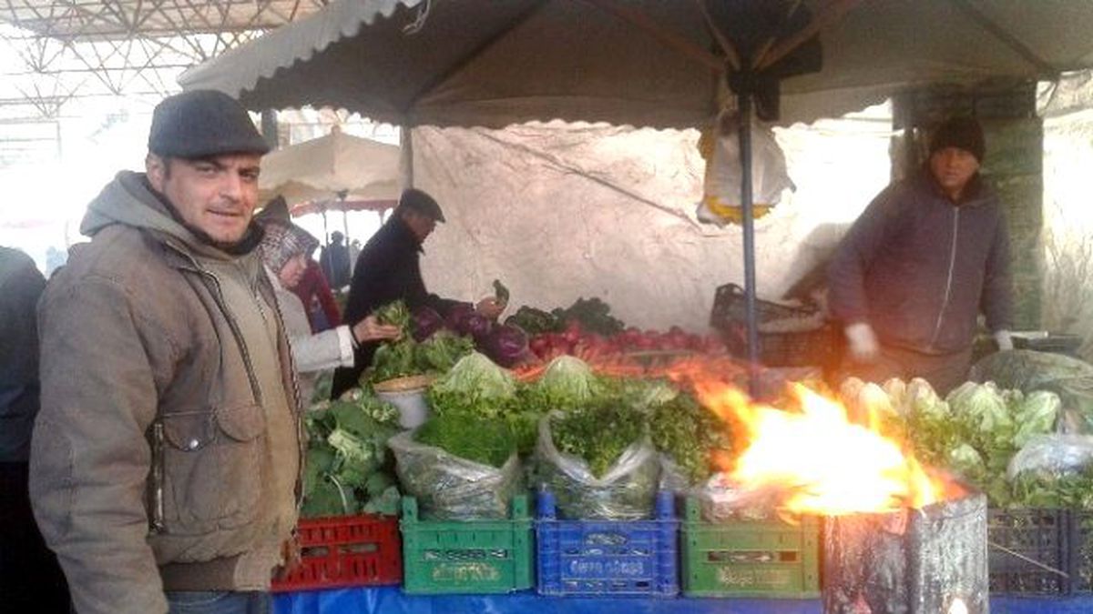 Pazarcılar Tenekede Ateş Yakarak Isınıyor