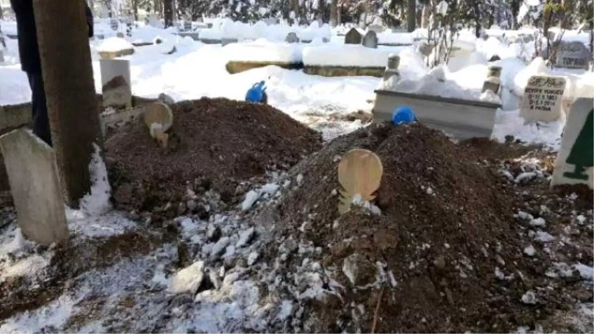 Peş Peşe Ölen Yaşlı Çift Yan Yana Toprağa Verildi