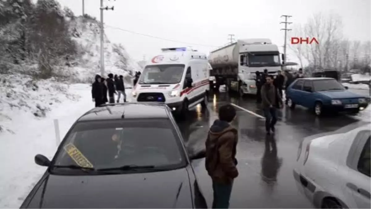 Sakarya Buzlanan Yolda 7 Araç Kaza Yaptı: 19 Yaralı