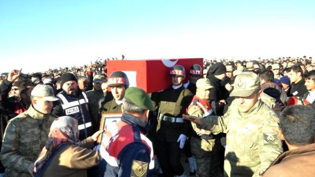 Şehit Astsubayın Cenazesi Düğün Yaptığı Meydanda Uğurlandı