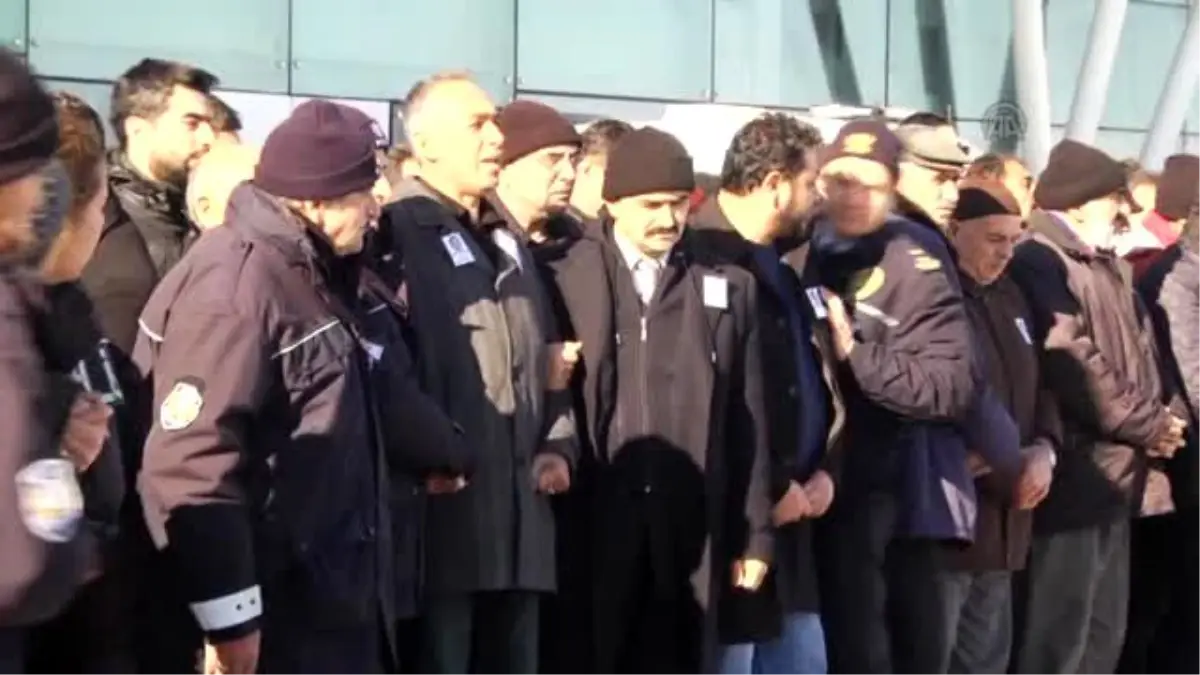 Şehit Özel Harekat Polisi Kenan Ardıç\'ın Cenazesi Defnedildi (1)