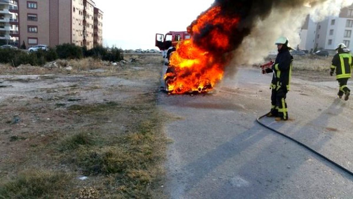 Seyir Halindeki Araç Alev Alev Yandı