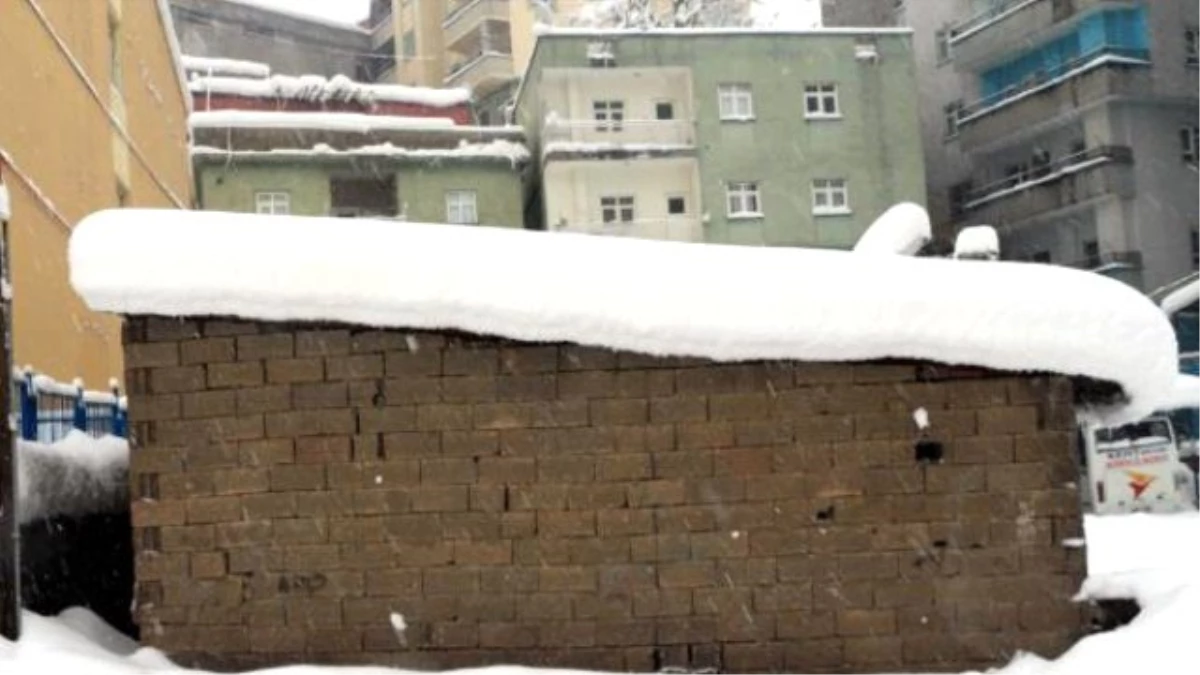 Şırnak\'ta Kırsalda Kar Kalınlığı 1.5 Metreyi Geçti