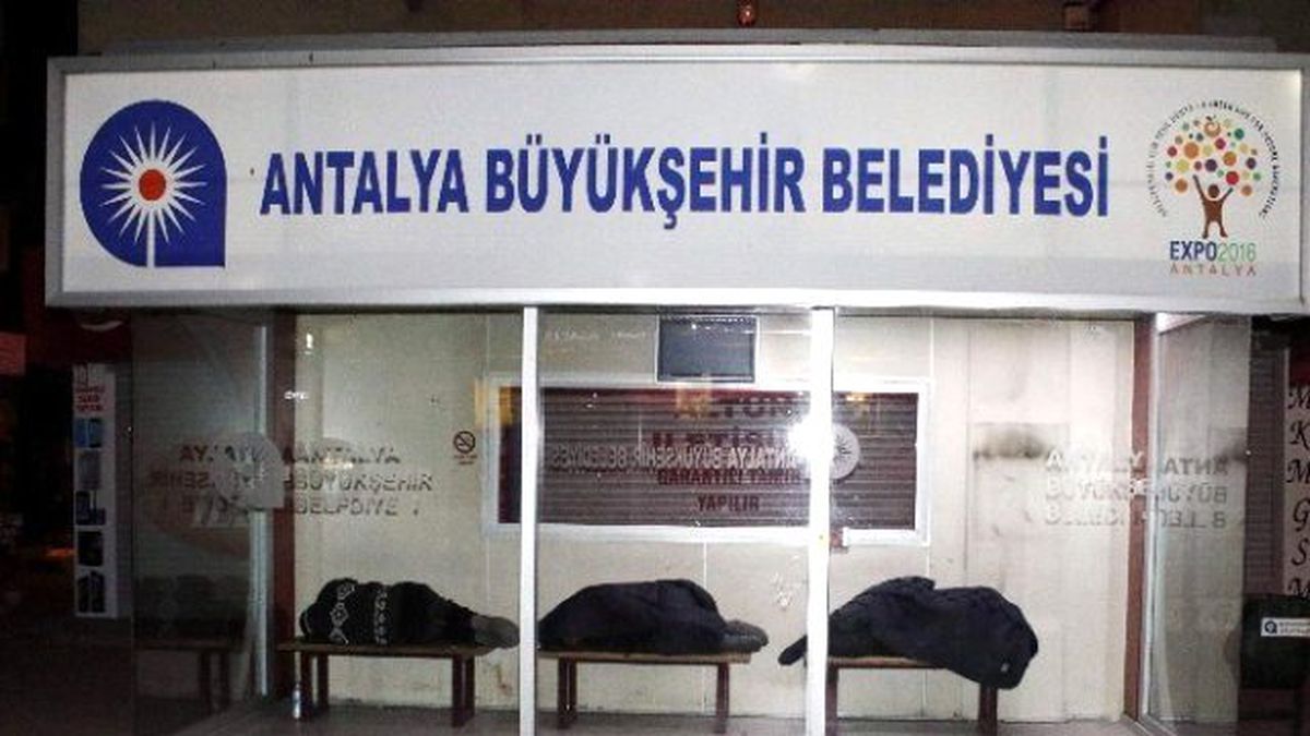 Soğukta Dışarıda Kalan Evsizler Duraklara Sığındı