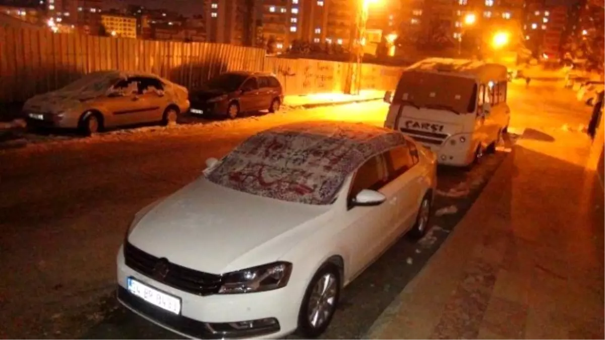 Sürücüler Araçlarını Battaniyeyle Soğuktan Korudu