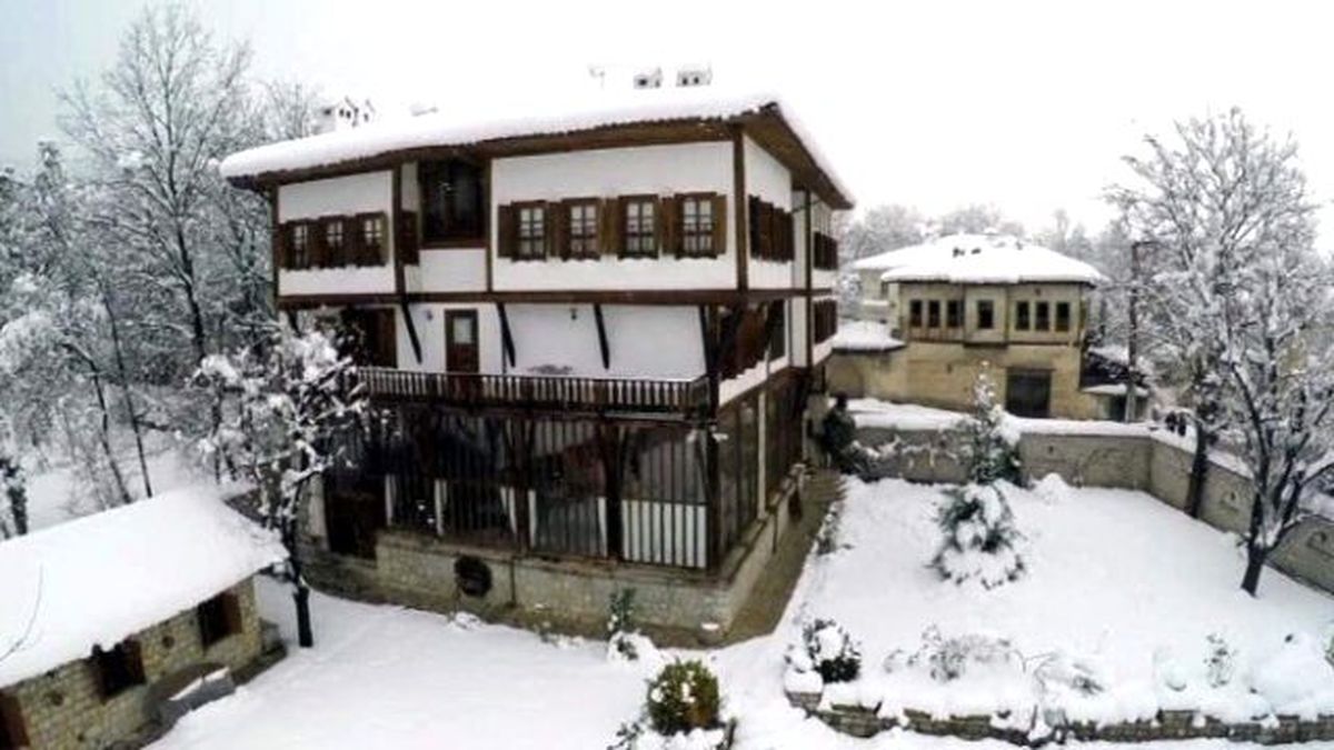 Tarihi Evler Beyaz Gelinliğini Giydi