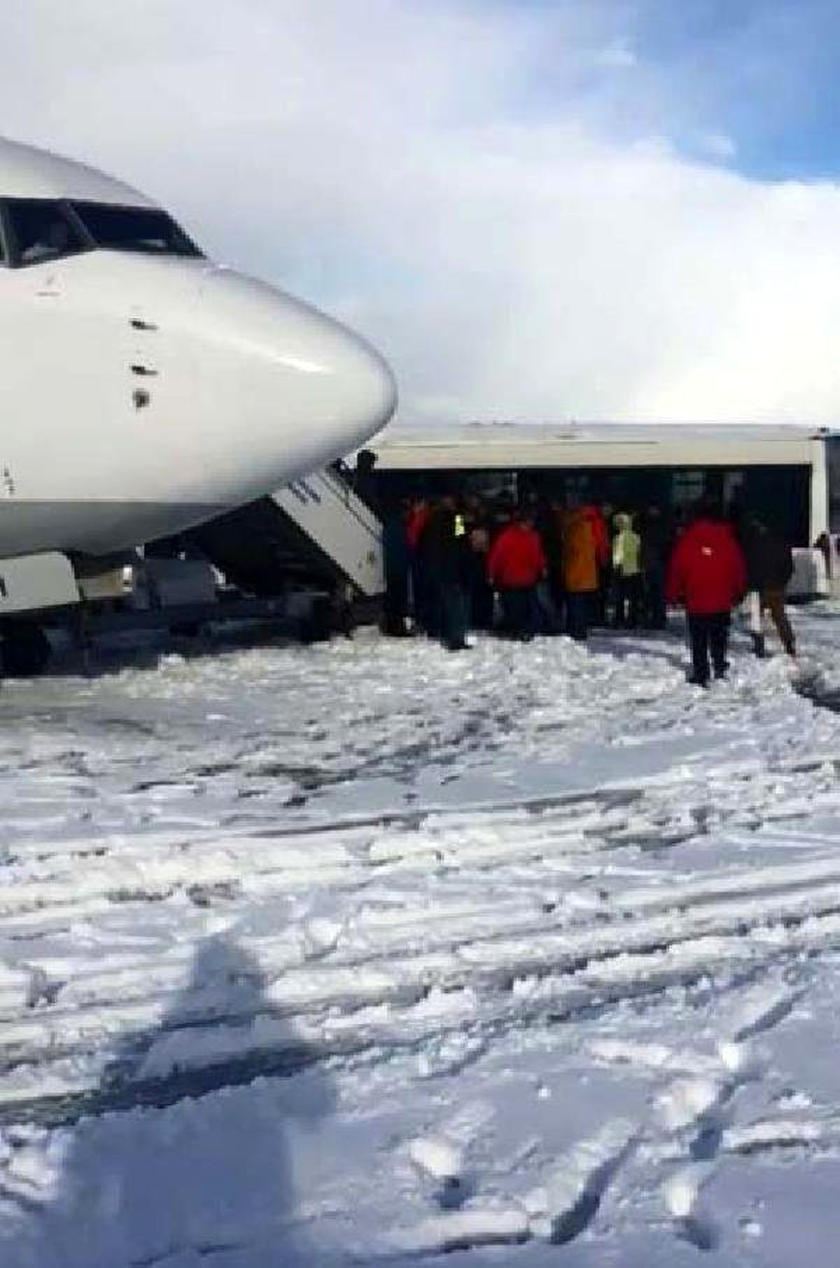 Uçağa Yıldırım Çarptı, Yolcular Apronda Mahsur Kaldı
