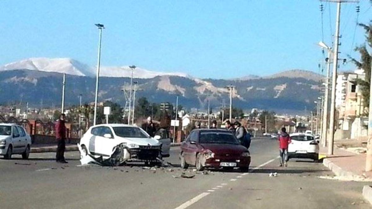 Adıyaman\'da İki Otomobil Çarpıştı