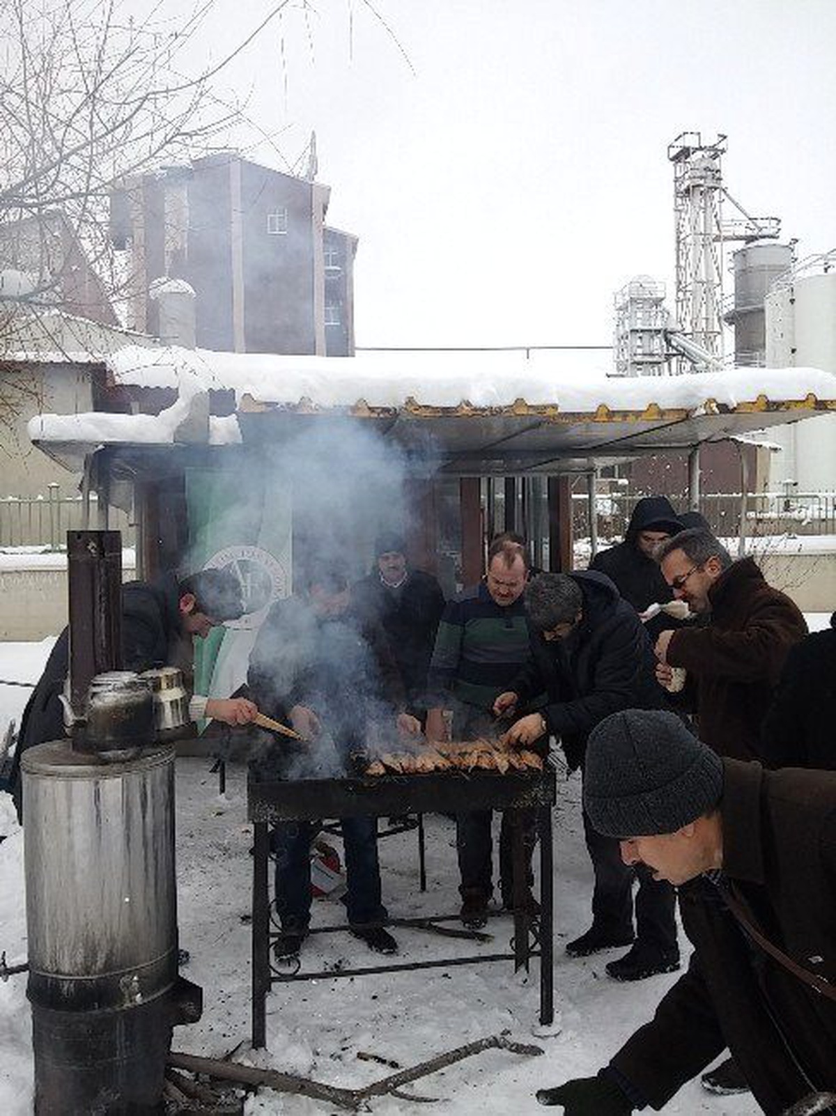 Aktif Eğitim-sen Erzurum Şubesi, Üyelerine Balık-ekmek İkram Etti