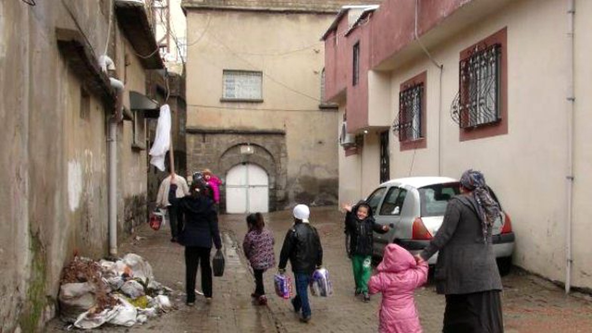 İnsanlık Dramı Sürüyor! Halk Cizre\'den Beyaz Bayraklarla Kaçıyor