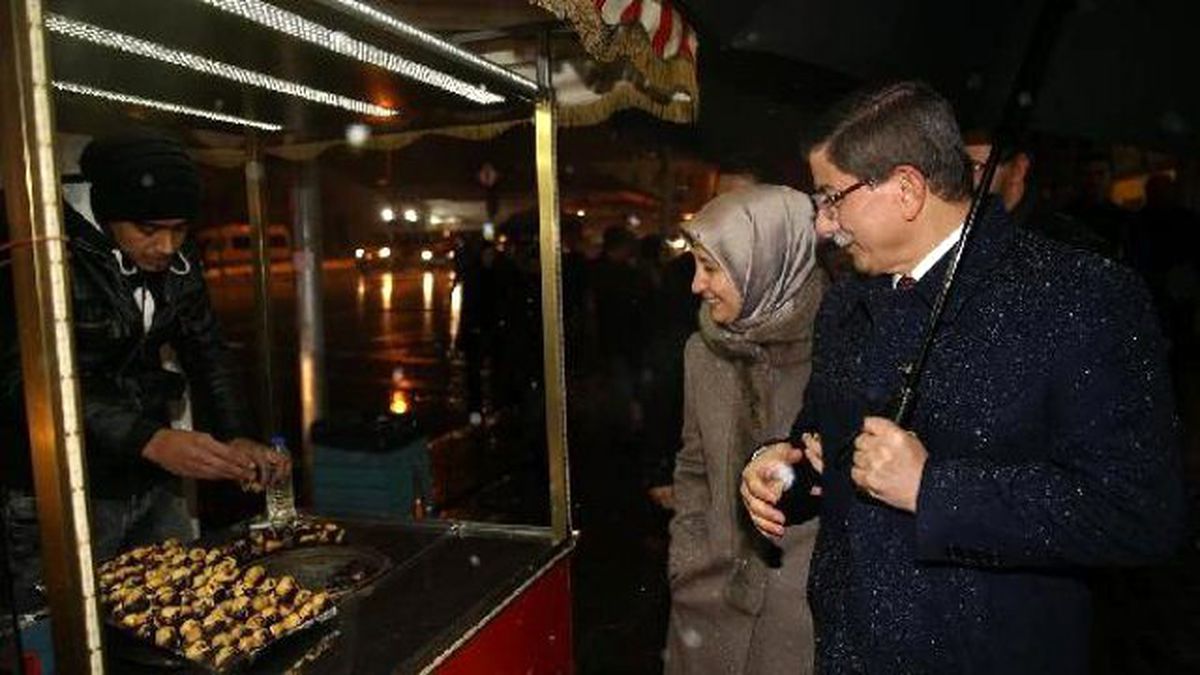 Davutoğlu, Kestane Alırken Çekilmiş Fotoğrafını Instagram\'dan Paylaştı