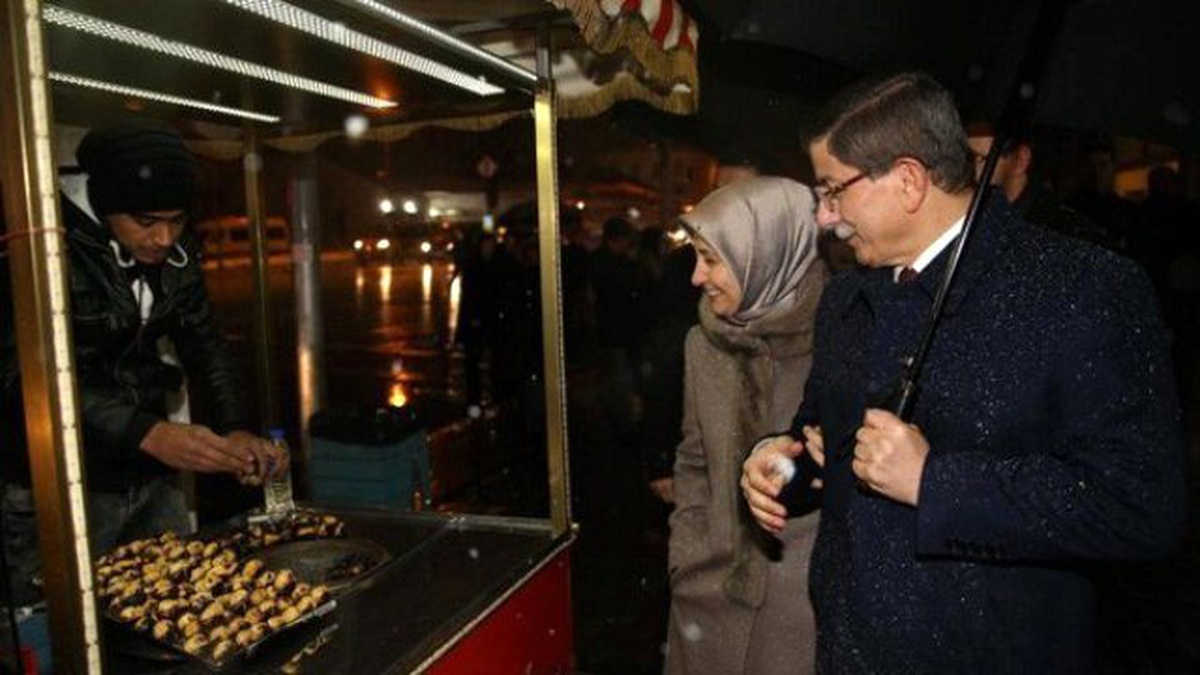 Davutoğlu, Kestane Alırken Çekindiği Fotoğrafı Instagram\'dan Paylaştı