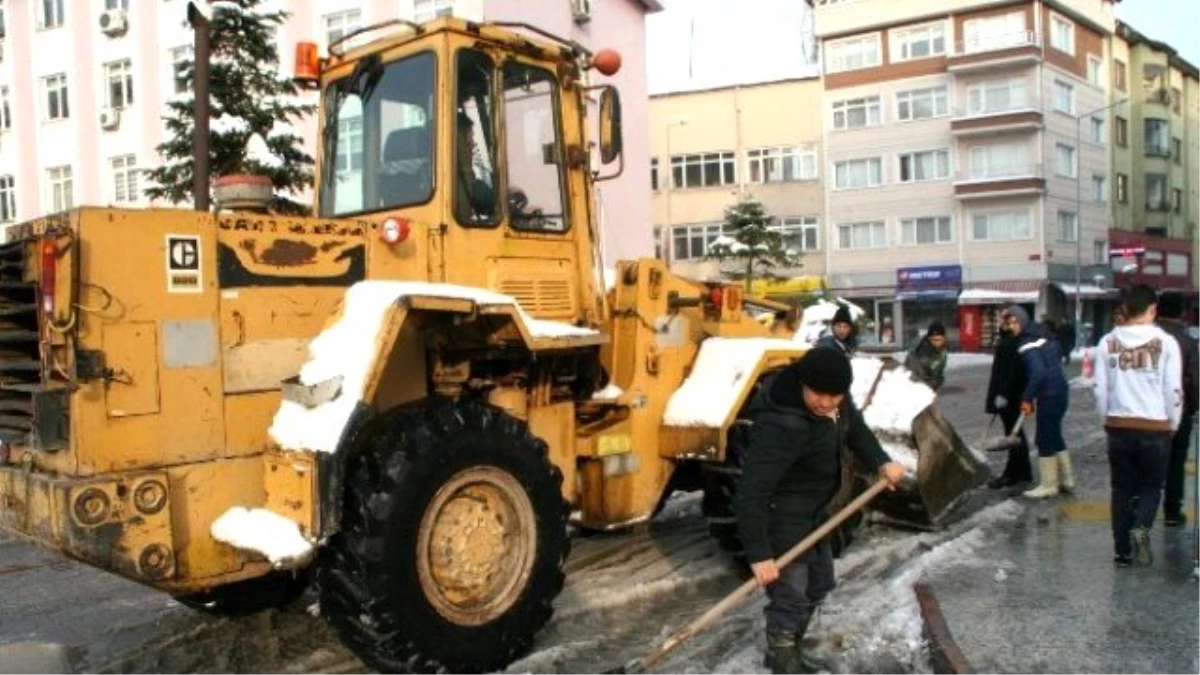 Devrek Belediyesi\'nde Kar Temizleme Çalışması