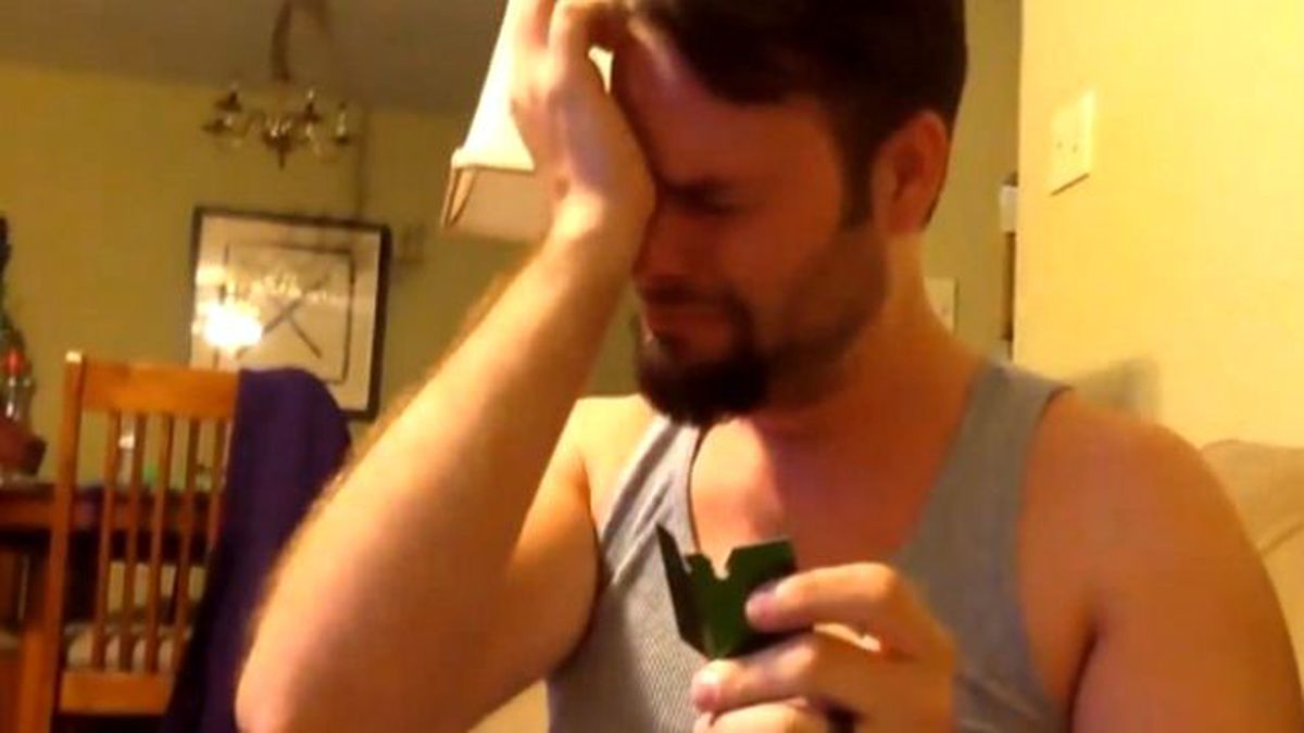 Dünya, İşitme Engelli Adamın Babalık Sevincini Konuşuyor