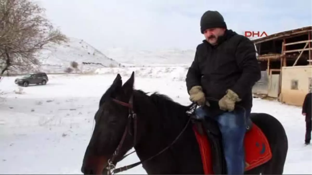 Erzurum Karakışta Ata Bindi, Soğuk Su ile Yıkattı