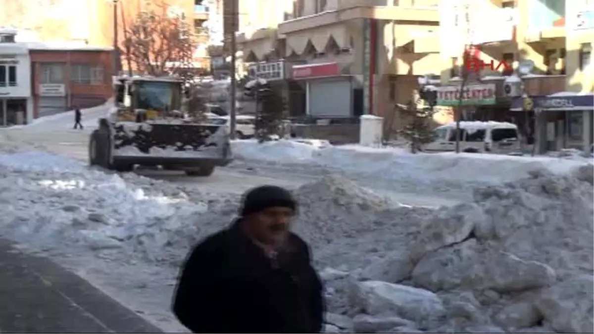 Hakkari Doğu\'da Kar Esareti Sürüyor 1-