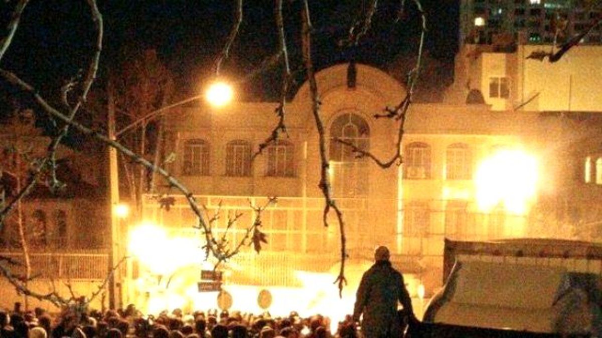 İdama Tepki Gösteren İranlılar Büyükelçiliği Ateşe Verdi