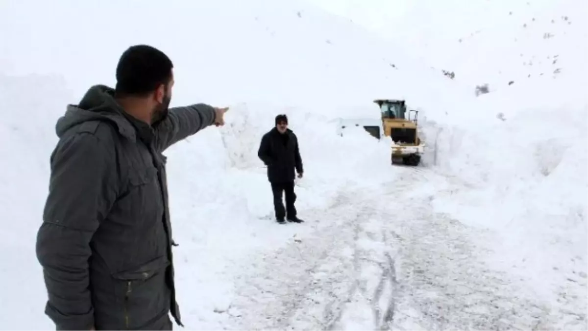 Kar ve Çığ Nedeniyle Yüzlerce Araç Yolda Kaldı